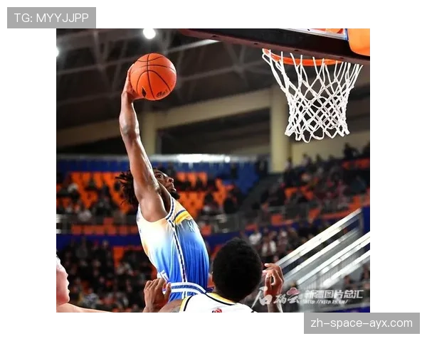 广厦主场球迷高呼“再进一步”，为主队晋级次轮呐喊